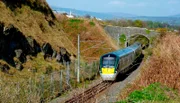 Irland: sanfte Hügeln, fruchtbare grüne Wiesen, zerklüftete Küsten, malerischen Städtchen - und ein perfektes Schienennetz, auf dem sowohl historische Dampfzüge als auch moderne Bahnen verkehren.