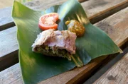 Im neukaledonischen Païta bereitet Julien Wraps aus Yamswurzel mit Bananenblüten zu.