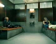 Blum (Anna Maria Mühe) unterhält sich in der Zelle mit Barbesitzerin Mariah (Hayal Kaya).