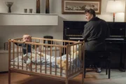 Baby Karls unruhige Nächte versucht Alexander Kahnweiler (Mark Keller) mit Musik zu versüßen.