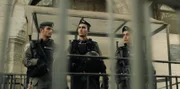 Kobi (Ido Elieli, l.), Avi (Ben Sultan, M.) und Miri (Noa Astanjelove, r.) sind auf Patrouille unterwegs.
