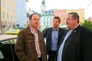 Gegenüber den Kommissaren (Igor Jeftic, m.; Joseph Hannesschläger, r.) zeigt sich Taxifahrer Eidenberger (Bernhard Ulrich, l.) schockiert über den Tod seiner Ex-Frau.