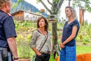 Der Ex-Leiter eines Kinderheims wird wenige Wochen nach seiner Entlassung aus dem Gefängnis brutal erschlagen aufgefunden. Kurze Zeit später wird auch der Chef einer Aussteigergemeinschaft ermordet. Mia Jahic (Simone Hanselmann, r.), die Frau des letzteren Opfers, erweist sich Kroisleitner (Ferry Öllinger) und Nina Pokorny (Julia Cencig, M.) als keine große Hilfe bei den Ermittlungen.