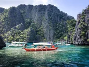 Coron, Philippinen: Tradtionelle Boote in einer Bucht auf der Insel Coron.
