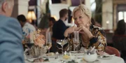Bei einem gemeinsamen Essen mit Marty (Christopher McDonald) erfährt Deborah Vance (Jean Smart) eine Neuigkeit, die sie in Rage versetzt.