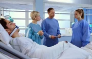 Max Volkmann hat während der OP so schwere Herzrhythmusstörungen, dass Dr. Kai Hoffmann und Dr. Kathrin Globisch den Eingriff abbrechen mussten. Nun befragen sie seine Kollegin Nina Manzel, ob Max irgendwelche Medikamente nimmt oder Vorerkrankungen hat.