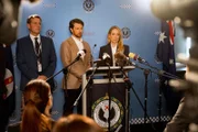 Abigail Crawford (Joanne Froggatt, r.) und ihr Mann Simon (Dan Spielman, M.) geben zusammen mit DCI Andrew Newell (Rhys Muldoon, l.) ein Statement gegenüber Medienvertretern ab.