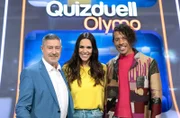 Quizmasterin Esther Sedlaczek (M.) begrüßt die Kandidaten des Teams "Tanzkunst": Joachim Llambi (l.), Tanzexperte und Jorge Gonzáles (r.), TV-Entertainer.