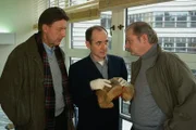 Auch dem 2. Anschlag konnte der Bausenator nur knapp entgehen. Dr. Robert Kolmaar (Ulrich Mühe, M.) erklärt Kripochef Joe Hoffer (Jörg Gudzuhn, l.) und Walter Burow (Dieter Montag, r.), dem Mann des Staatschutzes, dass die giftigen Dämpfe dieses Mal aus dem Teddybären entwichen sind.