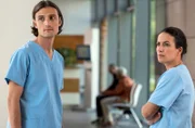 Ivo Maric (Jakob D'Aprile, l.) und Leyla (Sanam Afrashteh, r.) beobachten eine emotionale Situation.