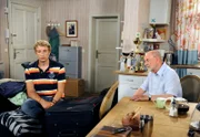 Als Sarah Marquardt (Alexa Maria Surholt) morgens zur Klinik kommt, staunt sie nicht schlecht: Direkt vorm Eingang unterhält der Straßenzauberer Robin Engels (Hardy Punzel) mit Kartentricks die Patienten und Belegschaft.