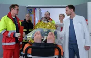 Nach einem Brand wird der Feuerwehrmann Max Volkmann (François Goeske, liegend) vom Notarzt (Markus Neumann, li.) schwerverletzt eingeliefert. In der Sachsenklinik nehmen ihn Dr. Kai Hoffmann (Julian Weigend, re.) und Dr. Kathrin Globisch (Andrea Kathrin Loewig, 2.v.re.) entgegen. Truppführer Jürgen Jakobs (Torsten Michaelis, 2.v.li.) macht sich große Sorgen um seinen Schützling.