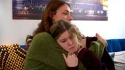 Sina wacht mit Kater und Filmriss auf dem Hausboot auf. Als Katy vorbeikommt und sich um sie kümmert, gesteht Sina, wie allein sie sich zuletzt gefühlt hat, und will zurück nach Hause. Doch Amelie schafft es, sie zum Bleiben zu überreden.