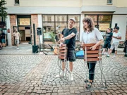 Reporterin Antonia Lilly Schanze (r.) hilft Matthias Bley (l.) beim Aufbau des Festivals.