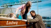 Elena Barin und Hanno Kienle untersuchen die Leiche, die mitsamt dem Boot aus dem Bodensee geborgen wurde.