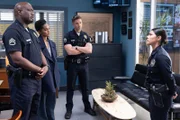 Officer Grey (Richard T. Jones, l.), Officer Harper (Mekia Cox, 2.v.l.) und Officer Bradford (Eric Winter, 2.v.r.) halten Celina (Lisseth Chavez, r.) eine eindringliche Standpauke, nachdem sie eigenmächtig einen Informanten aufgesucht hat – wird ihr riskantes Handeln Konsequenzen nach sich ziehen?