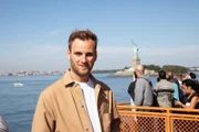 Die Weltstadt mit einem magischen Versprechen. "Terra X"-Moderator Leon Windscheid vor der Freiheitsstatue in New York.