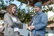 Gregor Büchner (Matthias Komm, r.) hat sich in Johanna Hofer (Julia Thurnau, l.) verliebt. Beide ahnen nicht, dass Johanna eigentlich Kerstin heißt und aus einem ganz anderen Leben ausgebrochen ist.