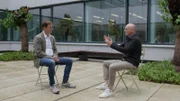 Karsten Schwanke im Gespräch mit dem Lungenspezialisten Dr. Herbert Schiller (links).