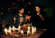 Bayerisches Fernsehen DAHOAM IS DAHOAM, FOLGE 689, "Puppentheater", am Mittwoch (16.03.11) um 19:45 Uhr. Nina und Moni versuchen Schattenhofer mit spirituellen Kräften zu heilen. Von links: Nina Kreutzer (Andrea Schmitt) und Monika Vogl (Christine Reimer).