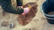 Im Jahr 2000 entdecken Archäologen an der Küste bei North Berwick einen alten Friedhof mit vielen Skeletten. Das Skelett Nr. 605 wirkt verdächtig.