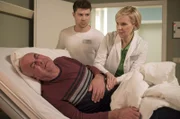 Als Kris Haas (Jascha Rust, mi.) in das Zimmer von Norman Quendt (Alexander Duda, li.) kommt, krümmt dieser sich mit unfassbaren Schmerzen in seinem Bett. Die alarmierte Dr. Kathrin Globisch (Andrea Kathrin Loewig, re.) ordert sofort einen OP.