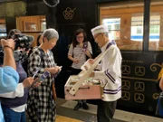 Toyomi Shobu verkauft sein mehr als fünfzig Jahren Bentoboxen - also Vesperpäckchen - auf dem Bahnhof von Hitoyoshi.