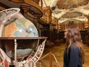 In der Stiftsbibliothek St. Gallen macht sich die Theologin Jacqueline Straub auf die Suche nach dem Ursprung der Geschichte um die Päpstin Johanna.
