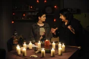 Moni hofft, dass Nina ihr mit ihren spirituellen Kräften weiterhelfen kann. Von links: Nina Kreutzer (Andrea Schmitt) und Monika Vogl (Christine Reimer).