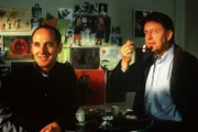 Ganz begeistert von ihrer neuen Kollegin sind Gerichtsmediziner Dr. Robert Kolmaar (Ulrich Mühe, l.) und Kripochef Joe Hoffer (Jörg Gudzuhn, r.). Beide hatten nicht mit einem so attraktiven "Oberstaatsanwalt" gerechnet.