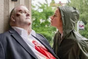 Die Rechtsmedizinerin Dr. Theresa Wolff (Nina Gummich) spricht mit dem Toten Burkhardt Sachs (Klaus Wegener), um herausfinden, was ihm zugestoßen ist.