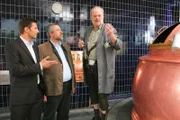 Die Rosenheim-Cops (Igor Jeftic, l.; Dieter Fischer, m.) ermitteln und verdächtigen Josef Moosbach (Andreas Pegler, r.) seinen Ex-Chef aus Rache getötet zu haben.
