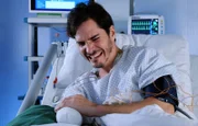 François Goeske spielt den Feuerwehrmann Max Volkmann, dessen Unterarm amputiert werden musste.