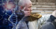 Die sterblichen Überreste des Toten werden untersucht. Eine markante Anomalie seiner Schulterknochen deutet darauf hin, dass er Bogenschütze gewesen sein könnte.