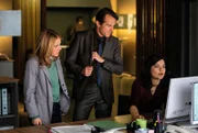 Auf der Suche nach Martin Siebert finden Mina (Jasmin Tabatabai, r.), Radek (Hans-Werner Meyer) und Jessica (Paula Kalenberg, l.) heraus, dass dessen Leben aus vielen Lügen besteht.