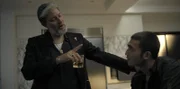Nach Avis (Ben Sultan, r.) erfolgreichem Einsatz und seinem viel beachteten TV-Interview, richtet Chicko (Haim Znati, l.) eine Party für ihn aus.