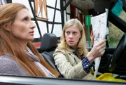 ARD MORD MIT AUSSICHT II. STAFFEL, FOLGE 15, 'Terror in Hengasch', am Freitag (15.03.13) um 18:50 Uhr im ERSTEN. Sophie Haas (Caroline Peters, r.) muss sich mit Danuta (Karina Krawczyk, l.), der neuen Pflegerin ihres Vaters, rumärgern.
