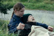 Birgit (Joy Maria Bai, r.) hat während einer Fahrt Wehen bekommen, ein Reh angefahren und in ihrer Not nicht nur den Arzt, sondern auch ihre Freundin Tanja (Lou Strenger, l.) angerufen, die ihr so gut es geht zur Seite steht.