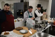 Ramazan Demir, Johannes Freitag und Schlomo Hofmeister bereiten ihr Menü zu.