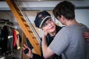 Melanie hat Fabian nach einem Einbruch in sein Haus verängstigt unter dem Bett gefunden. Der geistig behinderte junge Mann ist glücklich, gerettet worden zu sein.