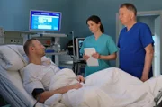 Während Dr. Maria Weber (Annett Renneberg, mi.) mit dem Patienten Harry Klatte (Jorres Risse, li.) empathisch und professionell umgeht, kann Dr. Roland nicht aus seiner sorgenvollen Haut. Klatte hat bewaffnet eine Bank überfallen und dabei eine Polizistin getroffen, die in Lebensgefahr schwebt. Aber vor allem macht sich Roland Sorgen um seinen Enkel, der als Polizist arbeitet und seit ein paar Stunden nicht erreichbar ist.