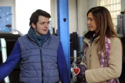 Trixi bietet Flori an, ihm in der Werkstatt etwas unter die Arme greifen. Von links: Florian Brunner (Tommy Schwimmer) und Trixi Preissinger (Doreen Dietel).