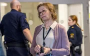 Kerstin (Kajsa Ernst) sorgt dafür, dass der Fall Benjamin während Iris‘ Abwesenheit wieder zu den Akten gelegt wird.
