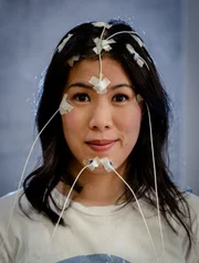Im Schlaflabor wird Dr. Mai Thi Nguyen-Kims Schlaf untersucht. Die meisten Elektroden sind dazu da, die Hirnströme zu messen. Daran kann später abgelesen werden, was im Schlaf in ihrem Hirn vor sich ging.
