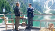Vincenzo bittet Pietro um Rat (von li nach re: Terence Hill, Enrico Ianniello).