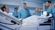 Dr. Martin Steins (Bernhard Bettermann, li.) Bein ist mit Gasbrand infiziert und es muss schnell gehandelt werden. Für Dr. Roland Heilmann (Thomas Rühmann, mi.) gibt es nur eine Möglichkeit seinem Freund das Leben zu retten: Amputation. Doch Dr. Kai Hoffmann (Julian Weigend, re.) schlägt eine weitere Operation und anschließend eine Sauerstofftherapie in einer Druckkammer vor. Dr. Kathrin Globisch (Andrea Kathrin Loewig, 2.v.re.) sagt Martin, dass die Zeit drängt. Er muss sich entscheiden: entweder die sichere Amputation oder die für sein Leben weitaus gefährlichere Möglichkeit Dr. Hoffmanns. Martins Freundin Sophia Müller (Susan Hoecke, 2.v.li.) hat Angst um Martin und will, dass er sich für die sichere Variante entscheidet.