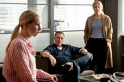 Anastasia (Luise Emilie Tschersich, l.) muss sich vor Kelting (Werner Daehn, M.), Koko (Birte Hanusrichter, r.) und den Kollegen für ihr Verhalten gegenüber einer Zeugin verantworten.