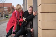 Als Dr. Kathrin Globisch (Andrea Kathrin Loewig) und Dr. Roland Heilmann (Thomas Rühmann) sich morgens vor der Sachsenklinik begegnen, bricht Roland plötzlich zusammen.