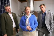 Hat Anne Prachtl (Sarah Lavinia Schmidbauer, m.) den Brauereichef aus den Weg geräumt, um dessen Posten zu beerben? Für Hansen (Igor Jeftic, r.) und Stadler (Dieter Fischer, l.) ein starkes Motiv.