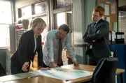 Detective Mike Shepherd (Neill Rea), Sims (Fern Sutherland) und Breen (Nic Sampson, re.) stehen vor einem rätselhaften Fall.